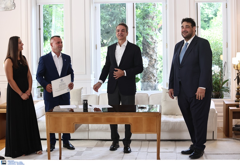 mitsotakis-politografisi-iroa-pou-esose-paidia-ston-araxtho5