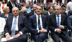 Government advisors urge Mitsotakis to extend olive branch to Karamanlis and Samaras