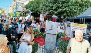 Pavlos Fyssas: Crowds gather at his memorial in Keratsini