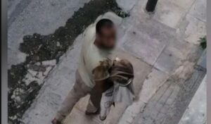 Barefoot man harasses women on the street in Athens incidents