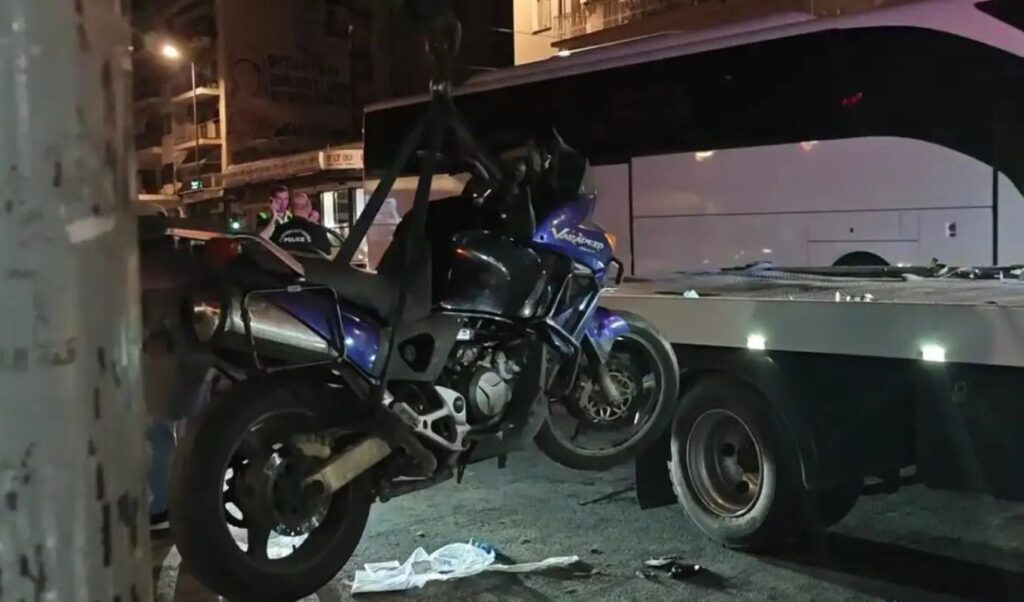 Motorcycle crash on Patission Street: Woman hit and thrown in the air