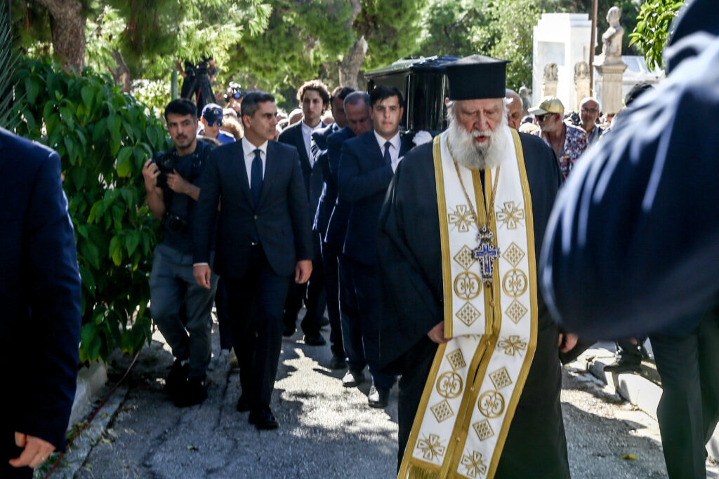Dionysis Savvopoulos funeral: “Synnefola” and “Let the dances continue” accompany Greece’s legendary composer to his final rest