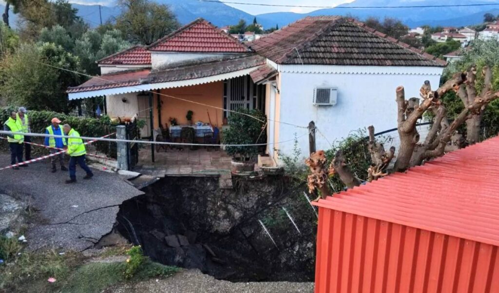 Shock in Agrinio: Ground collapses creating massive crater between houses (Incredible images)