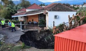 Shock in Agrinio: Ground collapses creating massive crater between houses (Incredible images)
