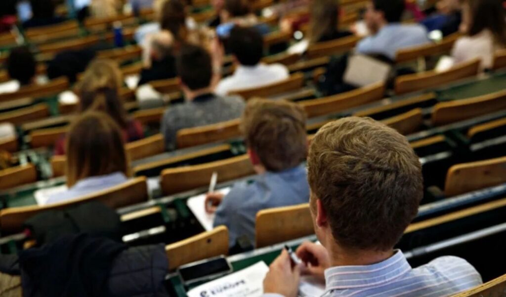Greece expels 335,000 eternal students from universities by December
