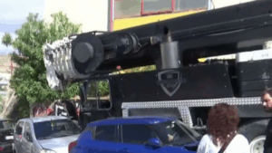 Crane crashes into 10 parked cars in Keratsini: “By miracle no lives lost”