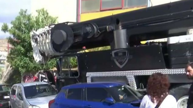 Crane crashes into 10 parked cars in Keratsini: “By miracle no lives lost”