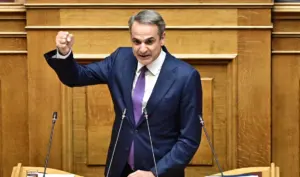 Mitsotakis defends Tomb of Unknown Soldier amendment amid opposition