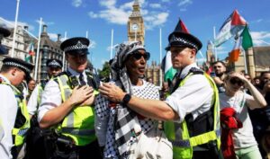 London police caught suggesting “bullets to the head” for migrants