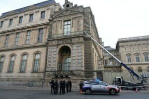 Louvre heist: Macron’s trouble as authorities analyze 150+ DNA samples