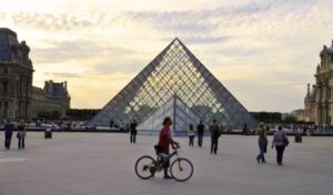 Louvre museum reopens after €88 million jewelry heist in Paris