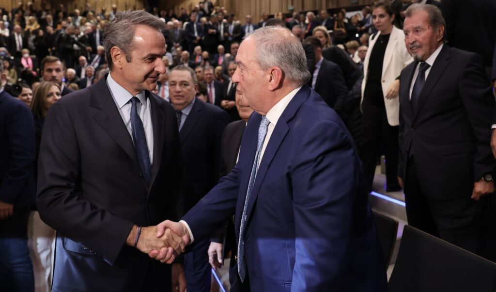 Mitsotakis stands with Karamanlis while Samaras excluded