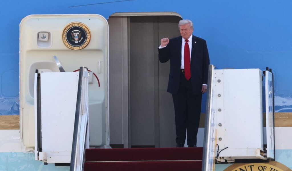 Trump receives “royal” welcome in Japan with gold leaf golf balls