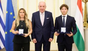 Hungarian president honors Greek hero who saved drowning family