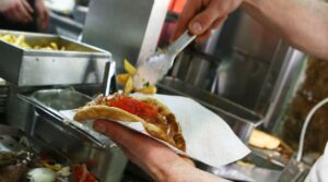 Souvlaki becomes luxury food: Wraps reach €5 as prices soar