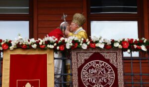 Patriarch Bartholomew and Pope Leon bless faithful from balcony