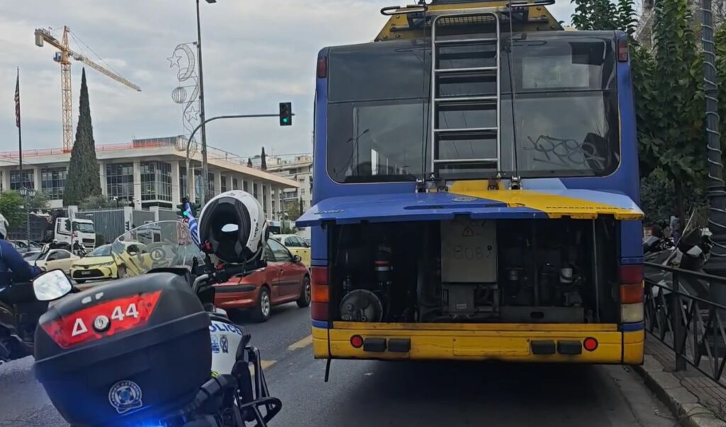 Trolley bus catches fire on Vasilissis Sofias Avenue causing major traffic disruptions (Video)