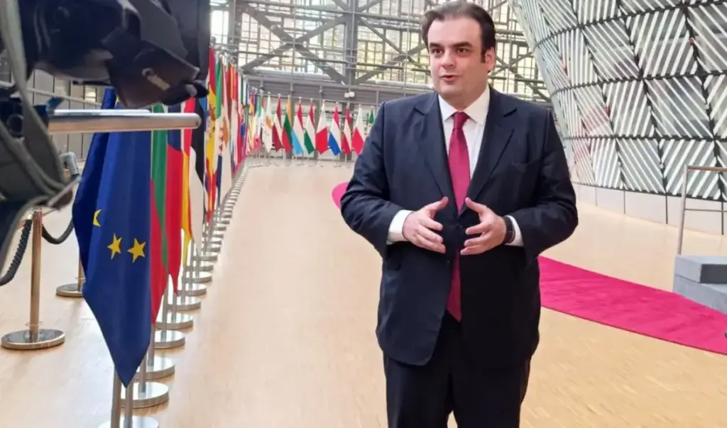 Donohoe hands Eurogroup “ring” to Pierrakakis as Greek finance minister travels to Ireland