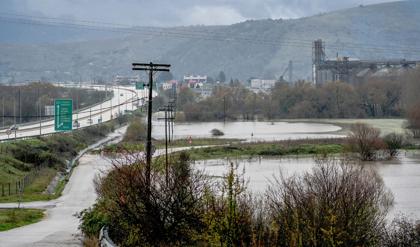 ipeiros-kai-voreia-ellada-sto-eleos-tis-kakokairias-plimmures-katolisthiseis-kai-ektetamenes-zimies-pou-estali-minuma-apo-to-112-video-eikones__1_