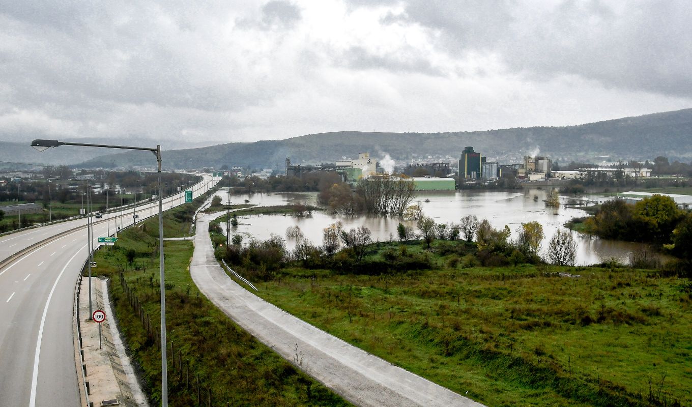 ipeiros-kai-voreia-ellada-sto-eleos-tis-kakokairias-plimmures-katolisthiseis-kai-ektetamenes-zimies-pou-estali-minuma-apo-to-112-video-eikones__2_