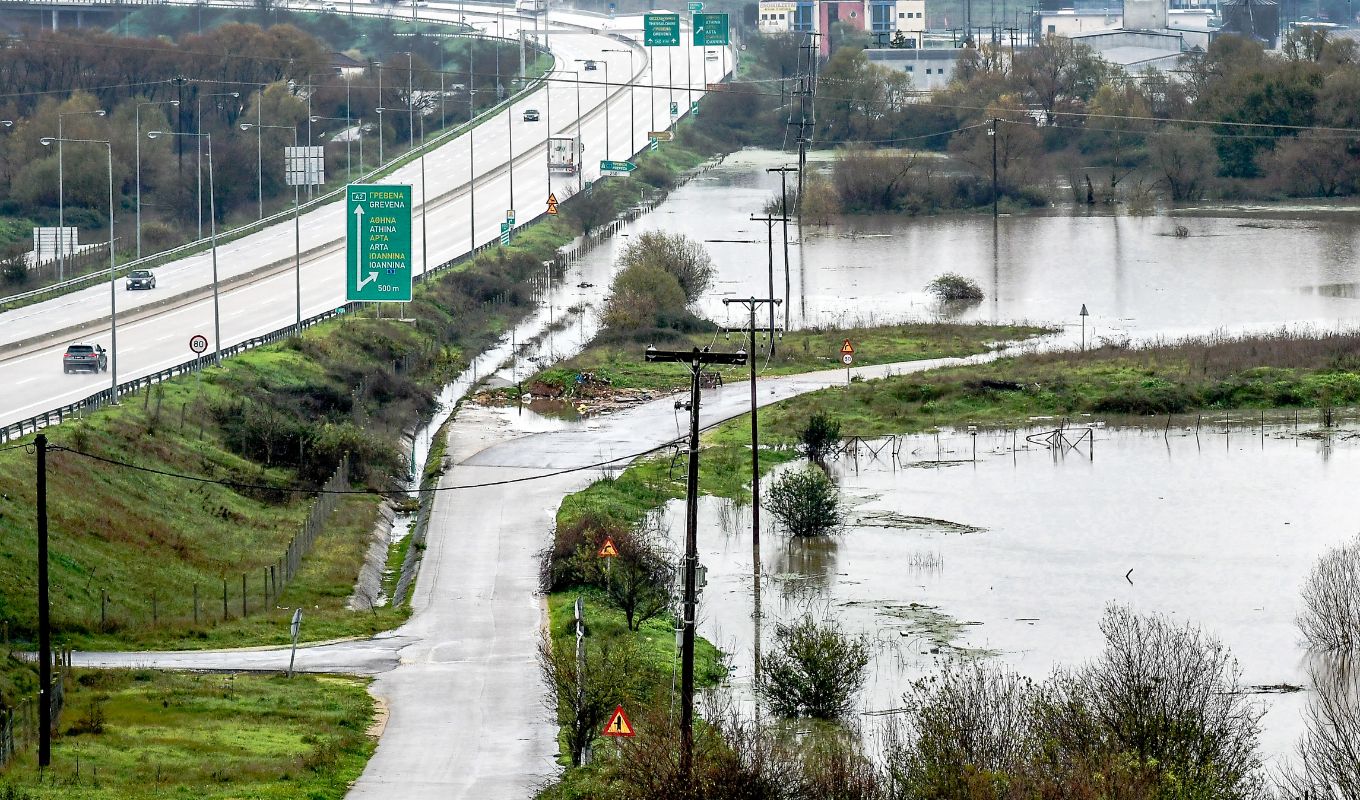 ipeiros-kai-voreia-ellada-sto-eleos-tis-kakokairias-plimmures-katolisthiseis-kai-ektetamenes-zimies-pou-estali-minuma-apo-to-112-video-eikones__3_