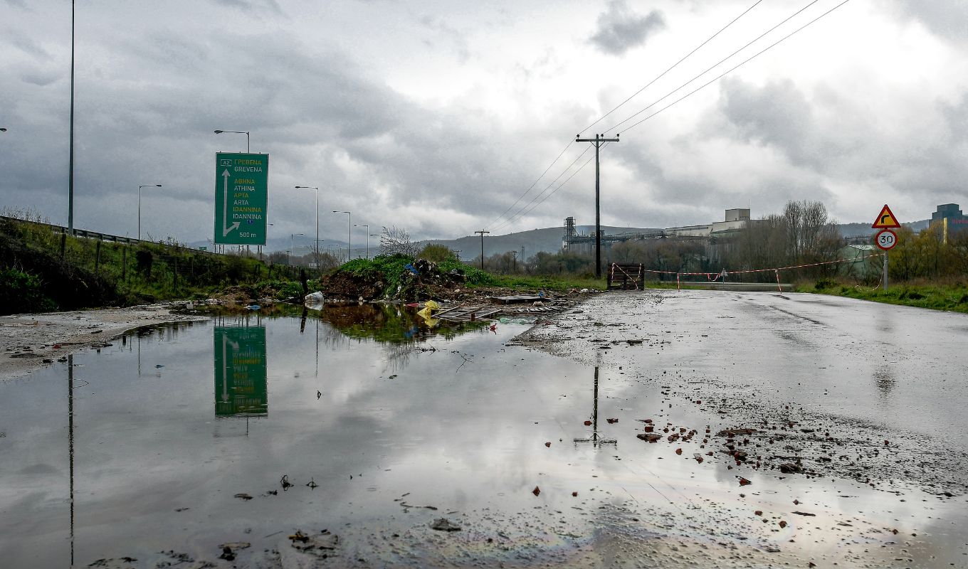 ipeiros-kai-voreia-ellada-sto-eleos-tis-kakokairias-plimmures-katolisthiseis-kai-ektetamenes-zimies-pou-estali-minuma-apo-to-112-video-eikones__4_