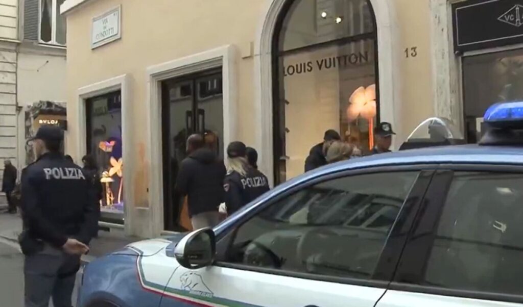 Louis Vuitton store robbed in Rome: Thieves ram car into window