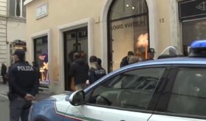 Louis Vuitton store robbed in Rome: Thieves ram car into window