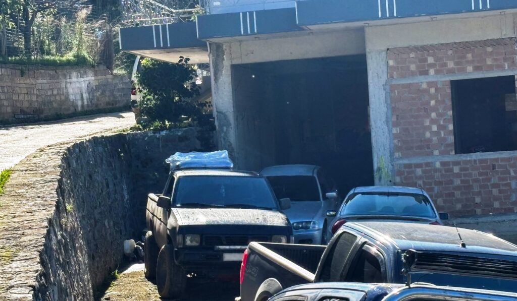 Uncle falls from balcony holding 3-year-old nephew in tragic accident