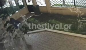 Thessaloniki: Security cameras catch man stealing Christmas decorations from yard