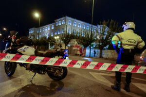 Athens motorcyclist caught doing 205 km/h without license arrested