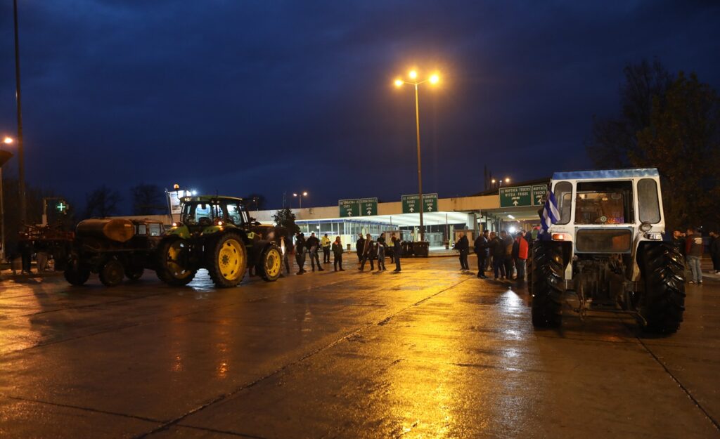 Farmers test government with roadblocks ahead of Christmas