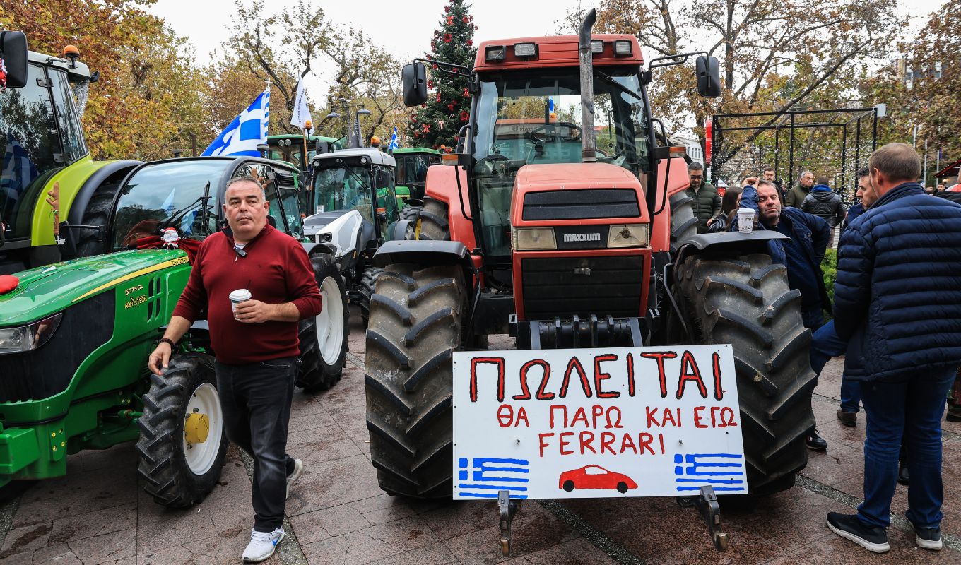Αγρότες μπλόκα: Κλιμακώνονται οι κινητοποιήσεις, η πίεση συνεχίζεται - "Κατεβαίνουν" μαζικά με τρακτέρ (Εικόνες & Βίντεο)