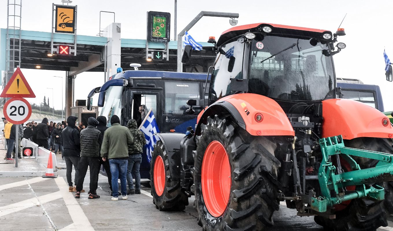 Αγρότες μπλόκα: Κλιμακώνονται οι κινητοποιήσεις, η πίεση συνεχίζεται - "Κατεβαίνουν" μαζικά με τρακτέρ (Εικόνες & Βίντεο)