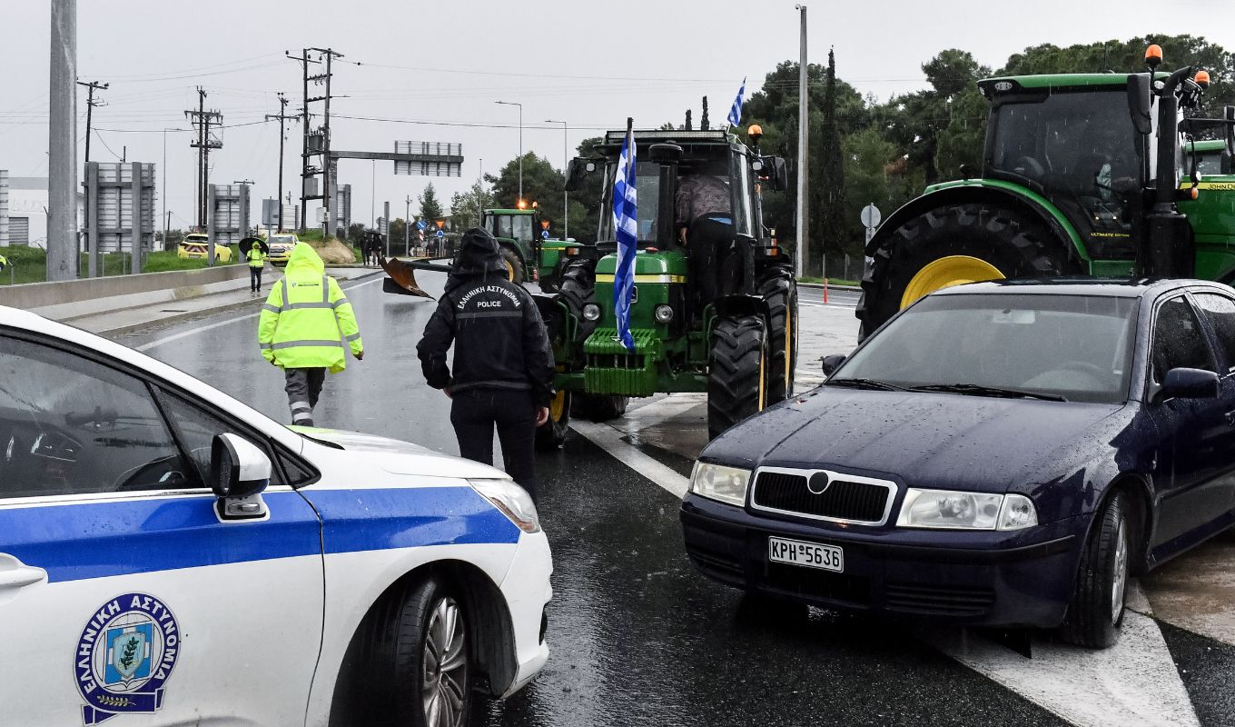 Αγρότες μπλόκα: Κλιμακώνονται οι κινητοποιήσεις, η πίεση συνεχίζεται - "Κατεβαίνουν" μαζικά με τρακτέρ (Εικόνες & Βίντεο)