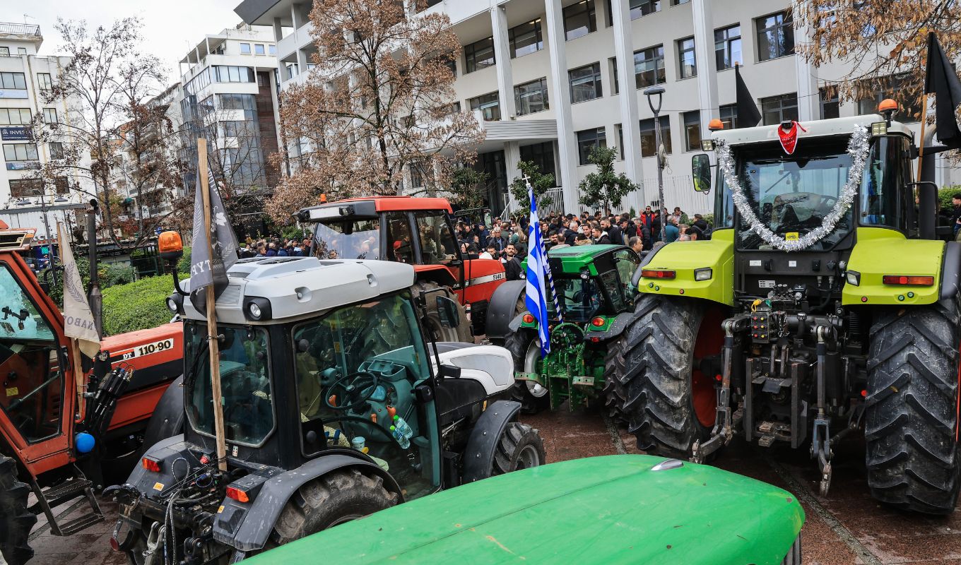 Αγρότες μπλόκα: Κλιμακώνονται οι κινητοποιήσεις, η πίεση συνεχίζεται - "Κατεβαίνουν" μαζικά με τρακτέρ (Εικόνες & Βίντεο)