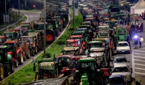 Parapolitika.gr farmers poll: 69% reject road blockades as protest