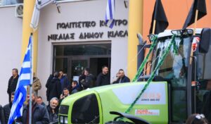 Greek farmers reach critical hour: 40 blockades unite in Larissa