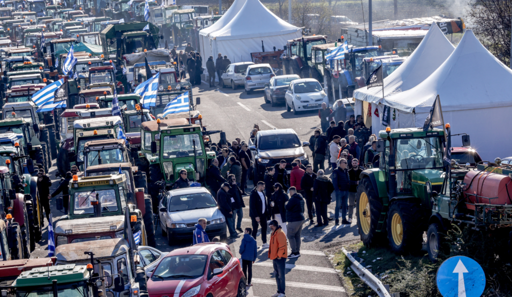 Greek farmers accept PM meeting as nationwide road blockades continue