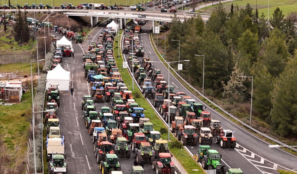 Farmer blockades cause heavy traffic on Athens-Lamia highway