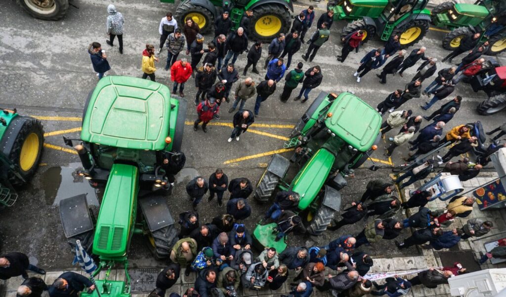 Greek farmers refuse to back down: “We’ll spend Christmas and New Year on the roads”