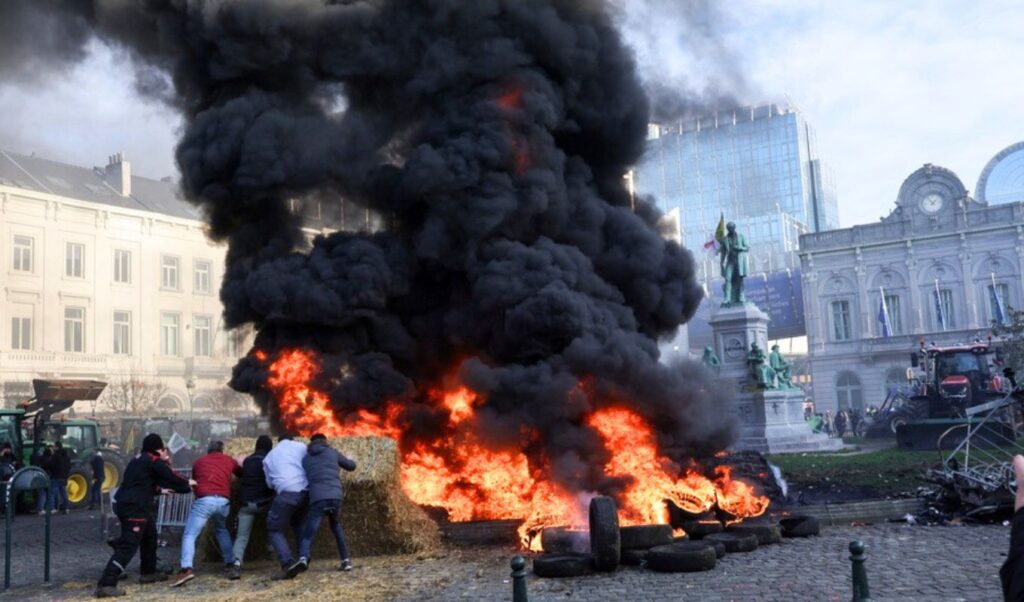 Panic in Brussels: Farmer protests erupt with fires, smoke bombs and tear gas outside European Parliament
