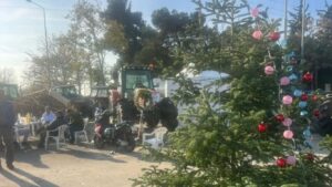 Greek farmers’ blockades: Christmas tree decorates protest site