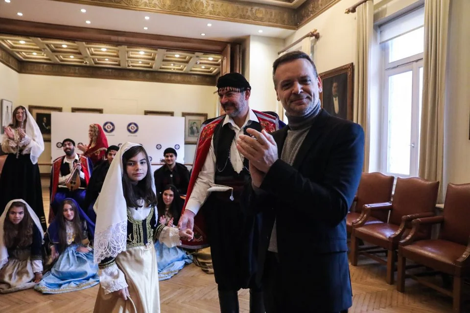 Athens mayor receives New Year carols: “2026 to be a more humane city”