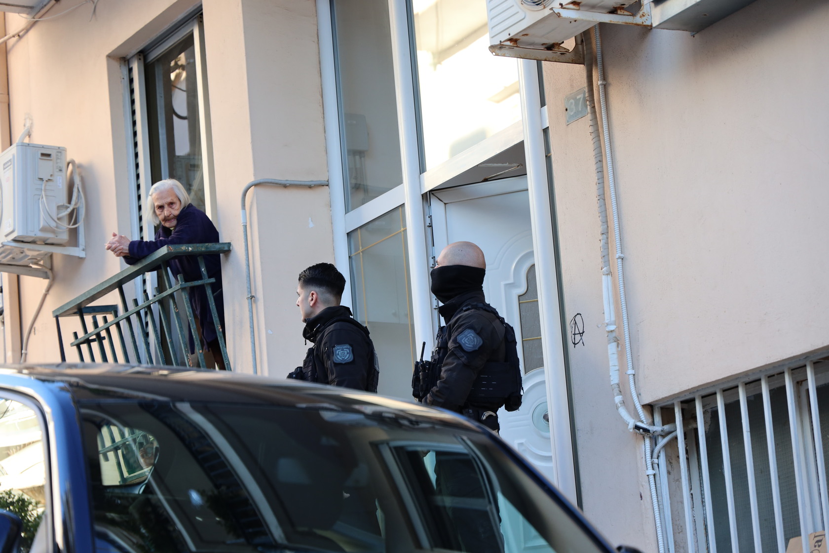 gkizi-andras-maxairose-sizigo-tou-autoktonise-seimioma-martyries-gitonon__1_