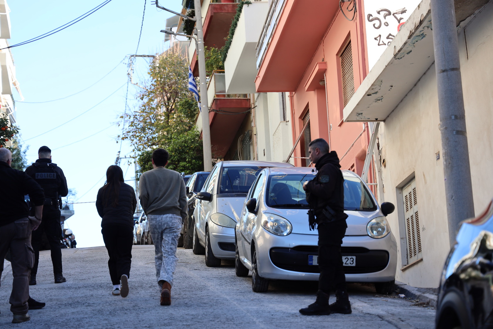 gkizi-andras-maxairose-sizigo-tou-autoktonise-seimioma-martyries-gitonon__3_