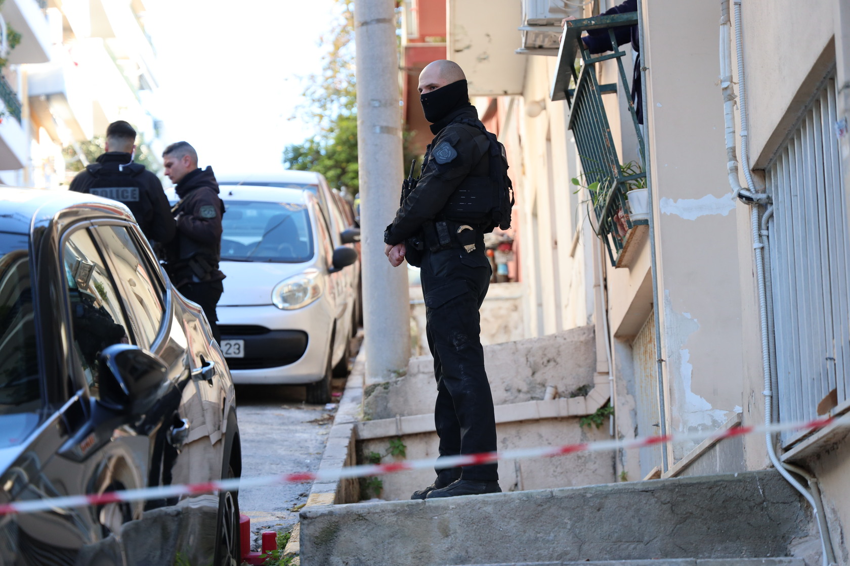 gkizi-andras-maxairose-sizigo-tou-autoktonise-seimioma-martyries-gitonon__4_