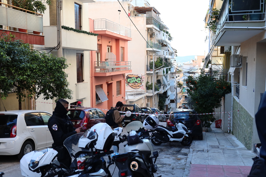 gkizi-andras-maxairose-sizigo-tou-autoktonise-seimioma-martyries-gitonon__7_