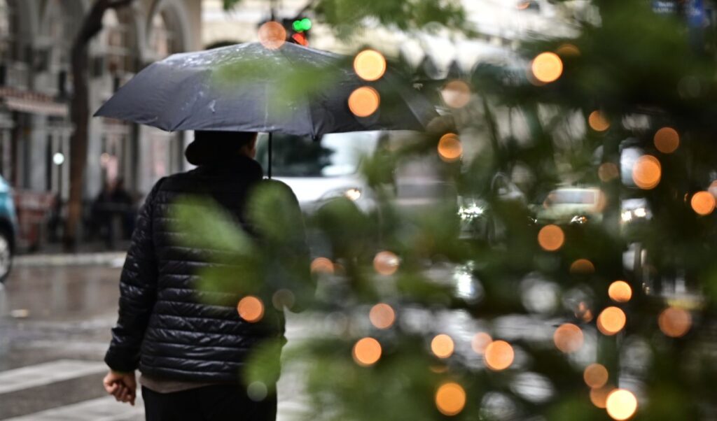 Cold snap brings snow to Greece through New Year’s Day