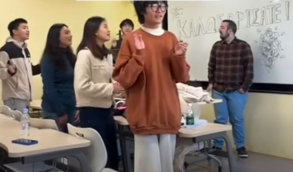 Chinese students sing Greek song in perfect Greek at Beijing university